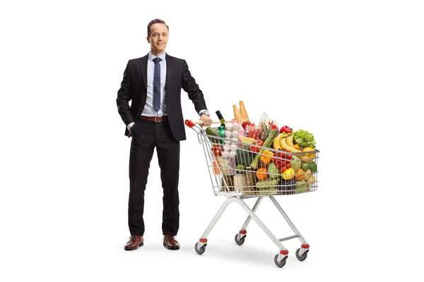 Ganzkörperporträt Eines Geschäftsmannes Der Mit Lebensmitteln Einem Einkaufswagen Posiert Isoliert — Stockfoto