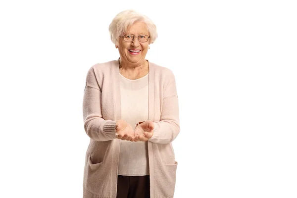 Äldre Kvinna Håller Något Imaginärt Båda Händerna Och Ler Isolerad — Stockfoto