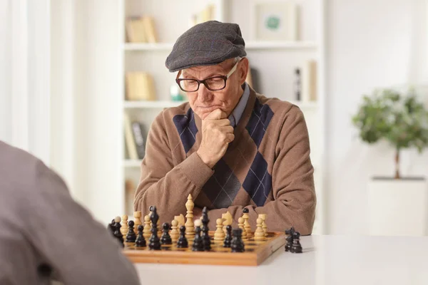 Uomo Anziano Che Gioca Scacchi Tavola Casa — Foto Stock