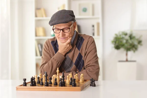 Пожилой Человек Играет Шахматы Один Столом Дома — стоковое фото