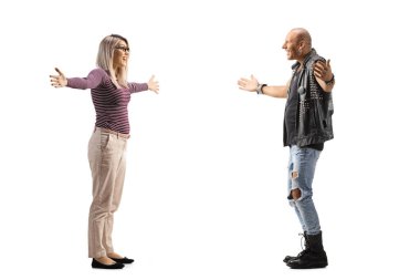 Geniş kolları açık, beyaz bir arka planda kel bir adamla buluşan genç bir kadının tam boy profil çekimi.
