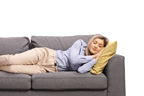 白い背景に隔離されたソファで寝ている若い女性 — ストック写真