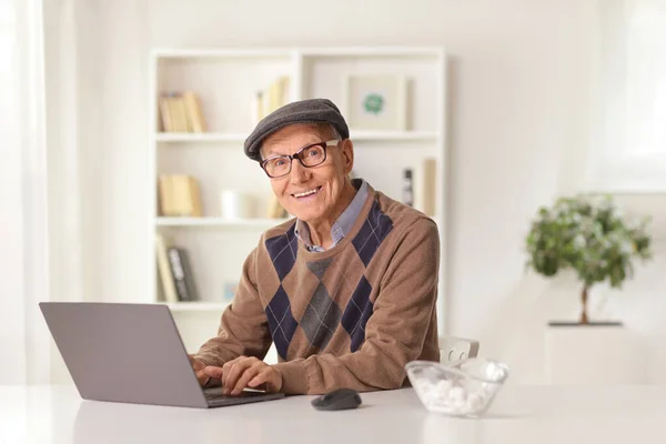 Sorridente Uomo Anziano Seduto Casa Utilizzando Computer Portatile — Foto Stock