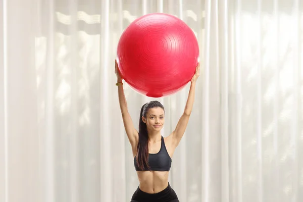 Vrouw Die Thuis Traint Met Een Fitnessbal — Stockfoto