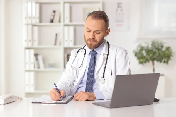 Ärztin Sitzt Einem Büro Mit Laptop Auf Dem Schreibtisch Und — Stockfoto