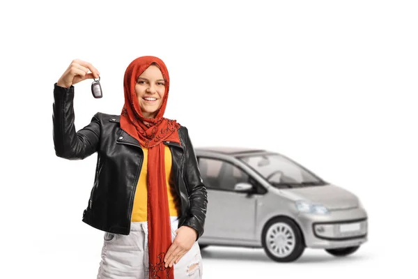 Jonge Vrouw Met Een Hijab Een Leren Jas Met Autosleutels — Stockfoto