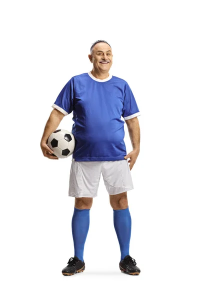 白い背景に孤立したボールと笑顔を保持青いサッカージャージの成熟した男の完全な長さの肖像画 — ストック写真