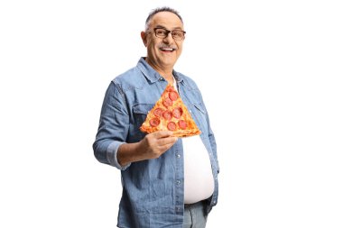 Pepperonili pizza dilimi tutan neşeli olgun bir adam beyaz arka planda izole edilmiş kameraya bakıyor.