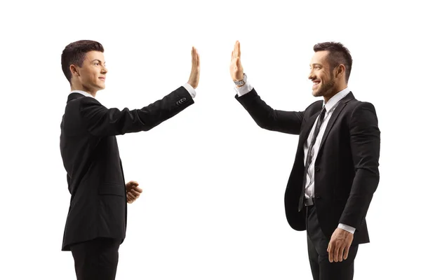 Unga Män Kostymer Gester High Five Isolerad Vit Bakgrund — Stockfoto