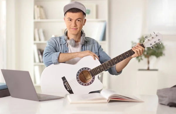 Joven Con Una Guitarra Acústica Sentado Frente Ordenador Portátil Casa —  Fotos de Stock