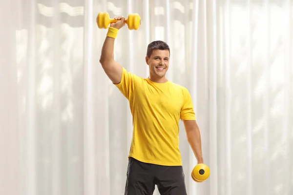 Young Man Exercising Weigths Indoors — Stok fotoğraf