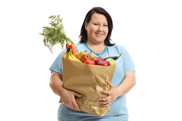 Młoda Kobieta Trzyma Papierową Torbę Owocami Warzywami Białym Tle — Zdjęcie stockowe