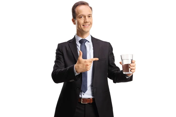 Affärsman Som Håller Ett Glas Vatten Och Pekar Isolerad Vit — Stockfoto