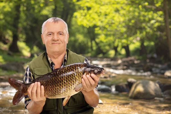 Fisherman Holding Carp Fish River — Stockfoto