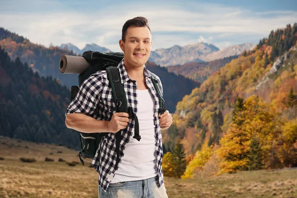 Caminhante Masculino Com Uma Mochila Posando Uma Colina Montanha — Fotografia de Stock