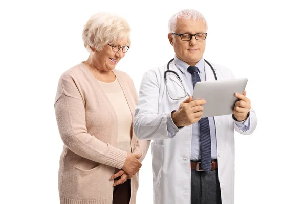 Lekarz Pacjentka Podeszłym Wieku Patrzący Cyfrową Tabletkę Wyizolowaną Białym Tle — Zdjęcie stockowe