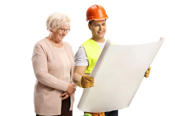 Joven Ingeniero Masculino Mostrando Plano Una Anciana Aislada Sobre Fondo — Foto de Stock