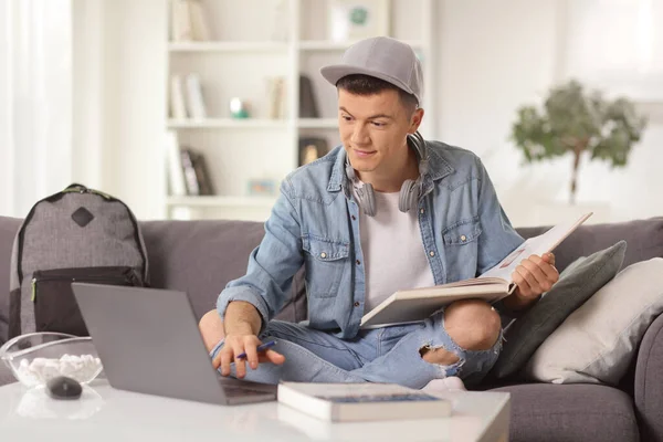 Mężczyzna Student Studiuje Domu Książki Laptopa Siedzi Kanapie — Zdjęcie stockowe