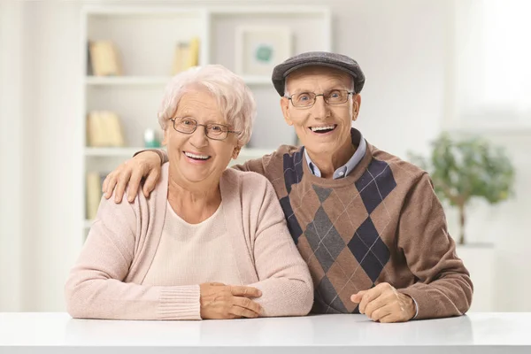 Älteres Paar Sitzt Hause Einem Tisch Und Lächelt Die Kamera — Stockfoto