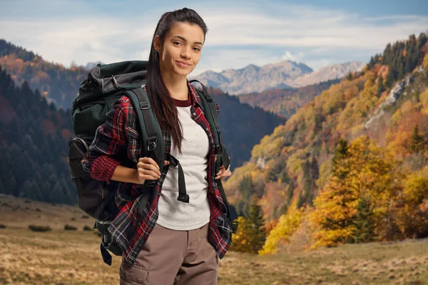 Junge Wanderin Mit Rucksack Steht Sommer Auf Einem Berg — Stockfoto