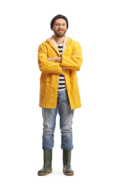 一个穿着黄色雨衣和橡胶靴的渔民的全长肖像 白色背景隔离 — 图库照片