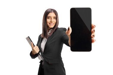 Beyaz arka planda izole edilmiş akıllı telefon gösteren profosyonel genç bir kadın.
