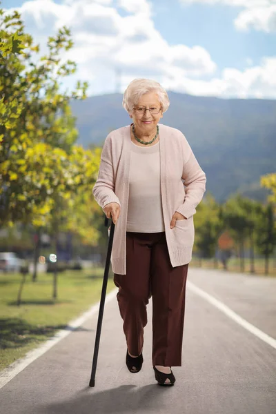Ολο Μήκος Πορτραίτου Μιας Ηλικιωμένης Γυναίκας Μπαστούνι Περπατάει Μια Πεζοδρομημένη — Φωτογραφία Αρχείου