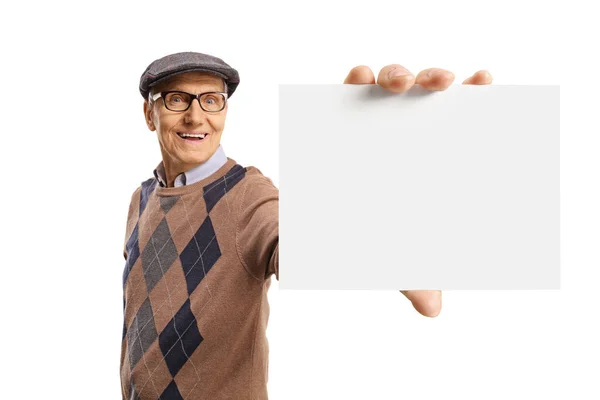 一个快乐的老人拿着一面白色背景的空白小横幅的画像 — 图库照片
