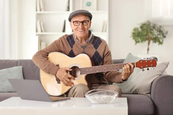 Pensionné Jouant Guitare Acoustique Assis Sur Canapé Devant Ordinateur Portable — Photo