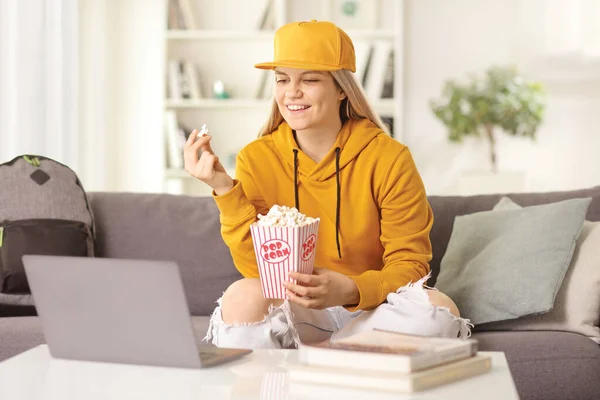 Wanita Muda Dengan Sekotak Popcorn Duduk Depan Komputer Laptop Sofa — Stok Foto