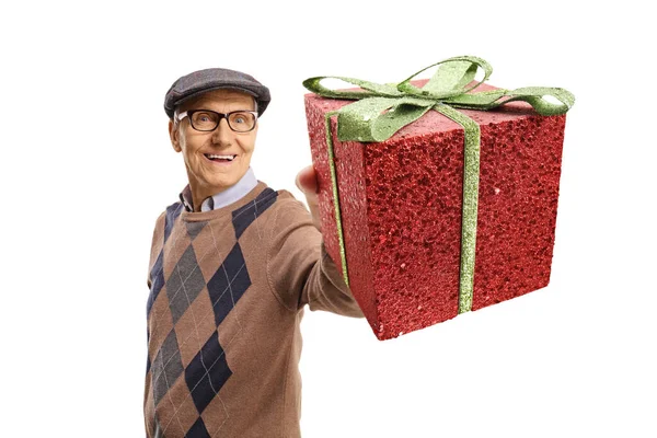 Счастливый Пожилой Человек Держит Красную Коробку Подарка Изолированы Белом Фоне — стоковое фото