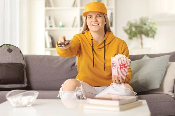 Perempuan Remaja Dengan Sekotak Popcorn Duduk Depan Sofa Dan Menggunakan — Stok Foto