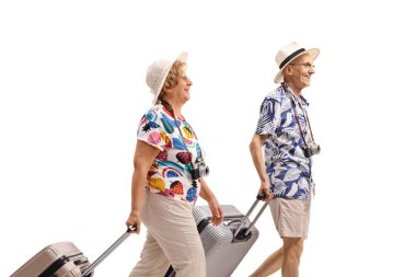 Beyaz arka planda bavulları olan yaşlı turistler yalnız yürüyor