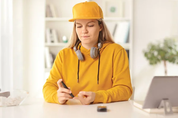 Ung Kvinna Sitter Hemma Och Kollar Blodsockernivån — Stockfoto