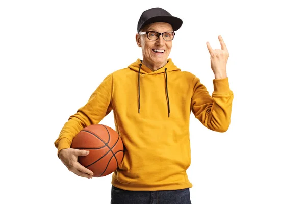 Vrolijke Oudere Man Met Een Basketbal Gebaren Rock Roll Teken — Stockfoto