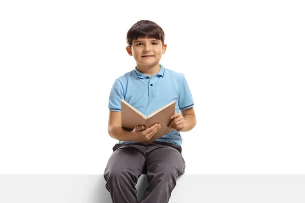 Kind Zit Een Leeg Paneel Met Een Boek Zijn Handen — Stockfoto