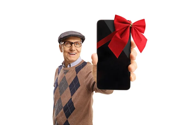 Heureux Homme Âgé Tenant Smartphone Avec Ruban Rouge Devant Caméra — Photo
