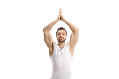 Beyaz elbiseli genç adam meditasyonda beyaz arka planda izole bir şekilde duruyor.