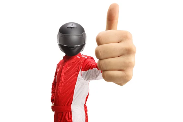 白い背景に隔離されたカメラの前に親指を示すヘルメットを持つレーサー — ストック写真