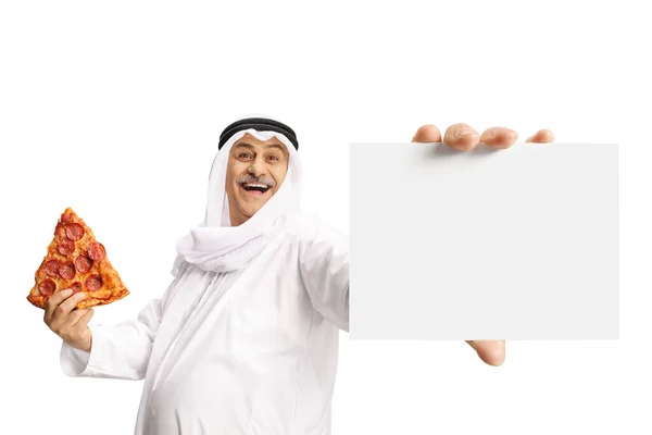 Radosny Dojrzały Arabski Mężczyzna Trzyma Kawałek Pizzy Pepperoni Pokazuje Pustą — Zdjęcie stockowe