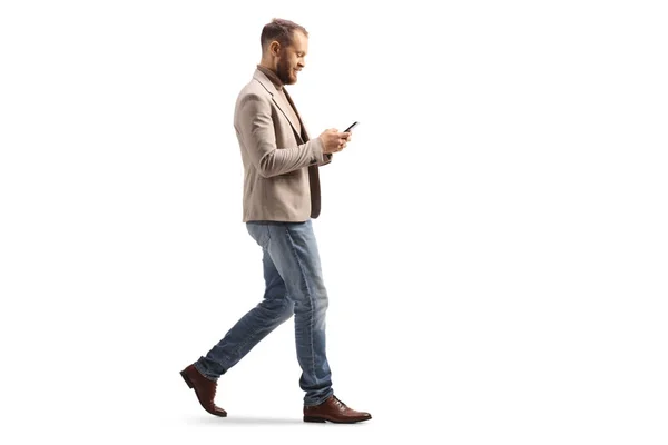 Полнометражный Снимок Человека Идущего Смотрящего Смартфон Белом Фоне — стоковое фото