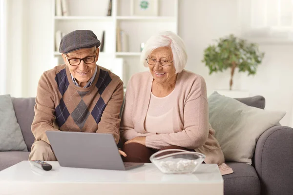 Älteres Paar Sitzt Hause Auf Einem Sofa Und Schaut Auf — Stockfoto