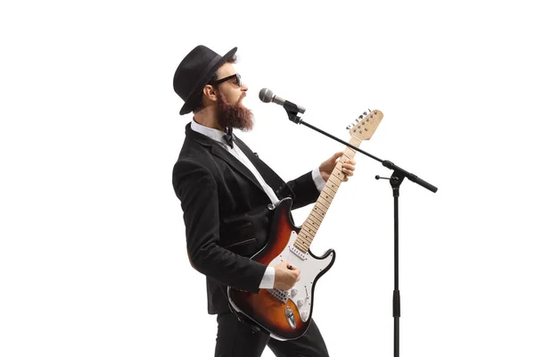 白人を背景に孤立したマイクでギターと歌を演奏する男性アーティストのプロフィール — ストック写真