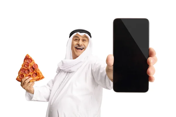 Зрілий Арабський Чоловік Тримає Скибочку Піци Пепероні Показує Смартфон Ізольований — стокове фото