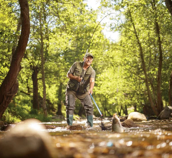 Pescatore Tirando Pesce Carpa Fiume Nel Bosco Tenendo Una Rete — Foto Stock