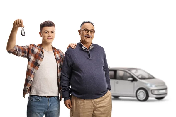 Gelukkige Man Poseren Met Een Oudere Man Met Een Autosleutel — Stockfoto