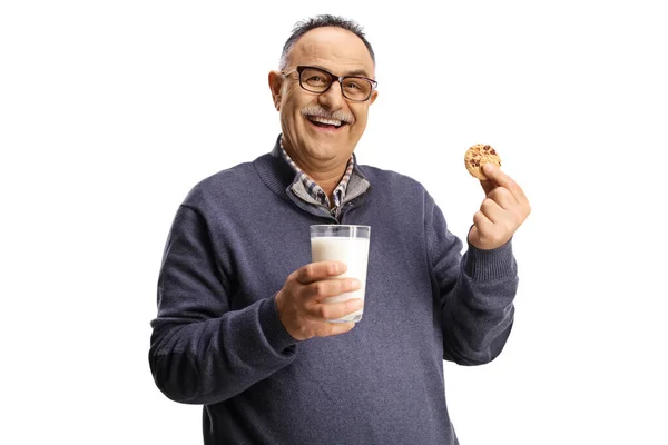 Lächelnder Älterer Mann Mit Einem Schokoladenkeks Und Einem Glas Milch — Stockfoto