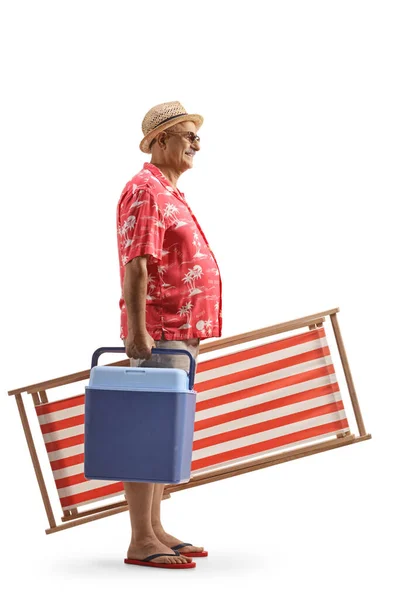 Touriste Mâle Mature Portant Une Chaise Plage Mini Réfrigérateur Portable — Photo