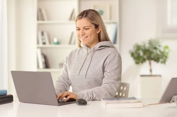 Genç Bir Kadın Evde Dizüstü Bilgisayarın Önünde Oturuyor Daktilo Yazıyor — Stok fotoğraf