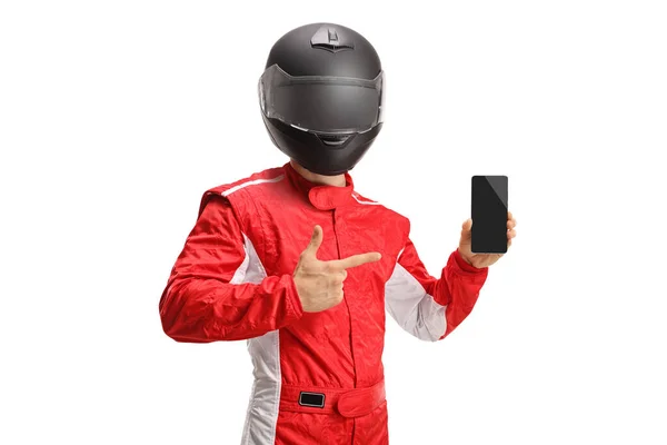 スマートフォンを保持し 白い背景に隔離されたポインティングヘルメットとモータースポーツレーサー — ストック写真